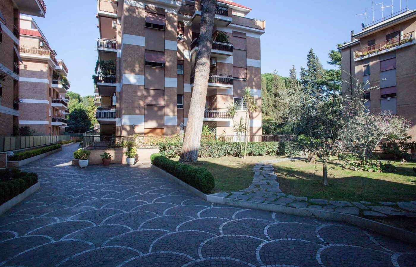 Via di Bravetta, primo piano 90 m² composto da salone camera cameretta doppi servizi cucina semi abitabile, due balconi, cantina e posto auto nel garage condominiale